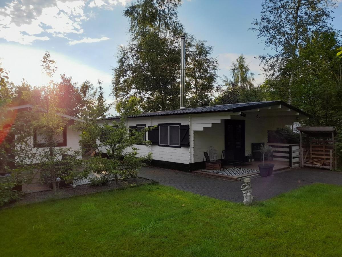 Carpe Diem, Het Ruime Chalet Met Houtkachel Nabij Wildlands Emmen Schoonebeek Camera foto